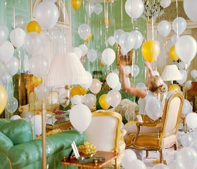 balloons-for-bridal-shower-decor-idea-via-simplyseductive.jpg