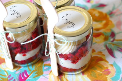 Cupcakes-in-a-Jar-DIY-Wedding-Favor-Ideas.jpg
