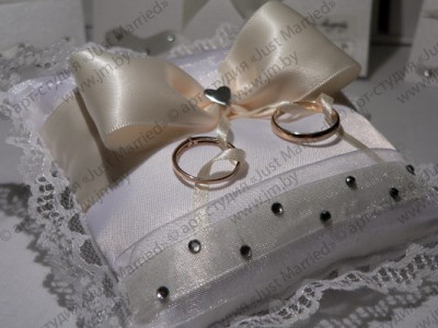 ring_pillow_533x400_wm.jpg